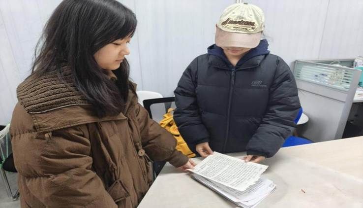 图片包含 人, 女人, 站, 看着 AI 生成的内容可能不正确。